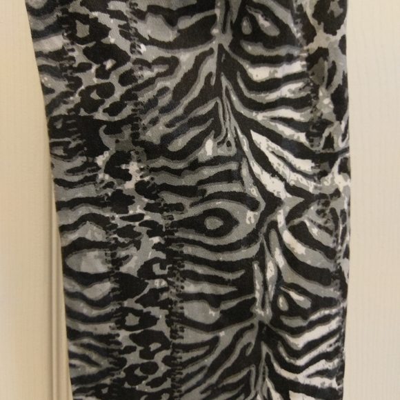 Glo! Adrian Grayscale Animal Print Jean, Ju - Picture 5 of 9